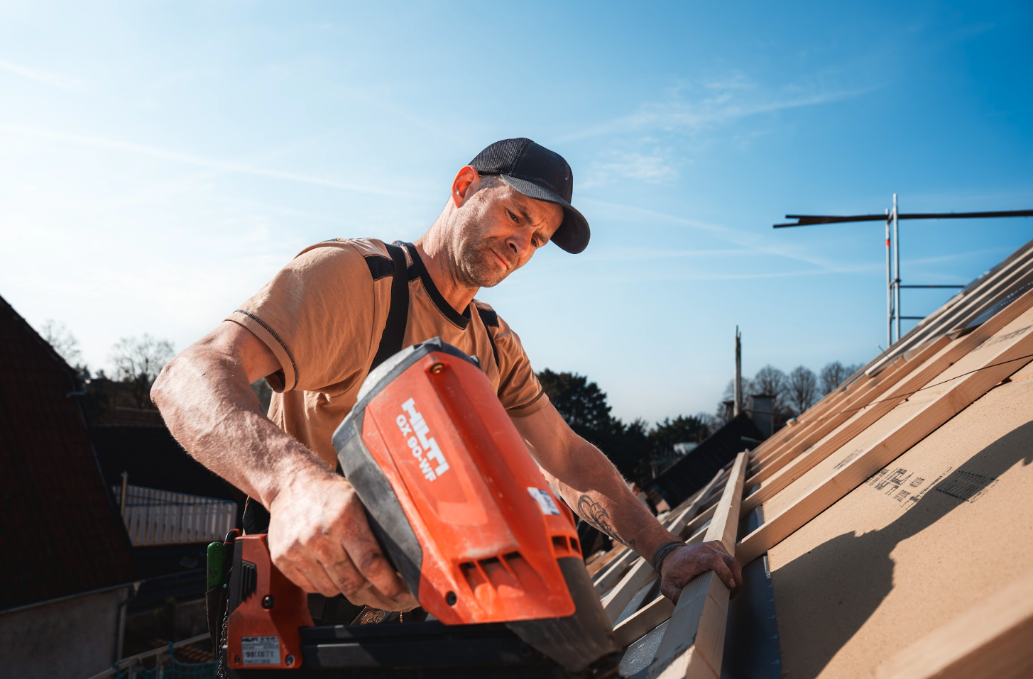 Arbeit mit dem Nagler am Dachstuhl