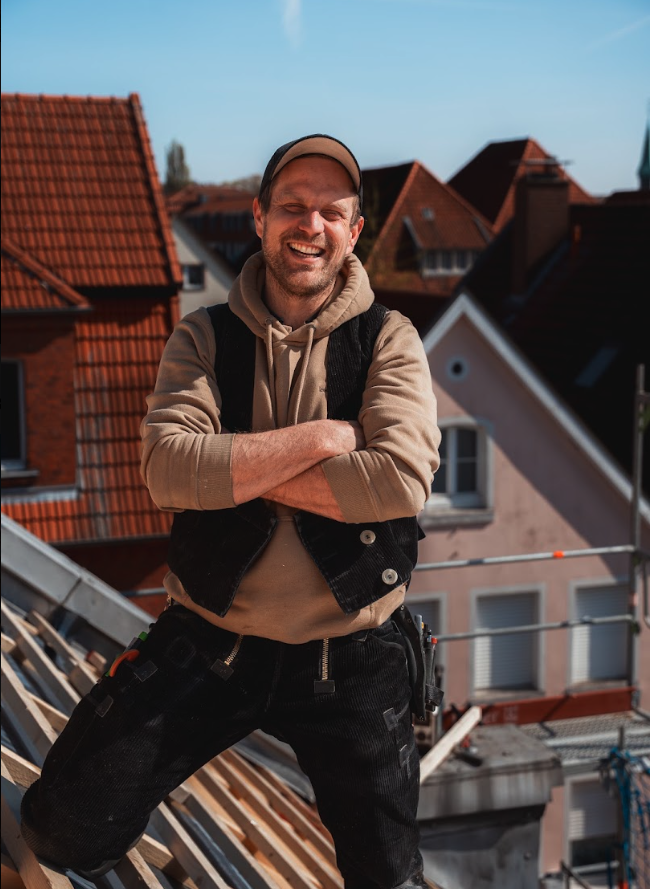 Kollege mit Cordhose auf dem Dach